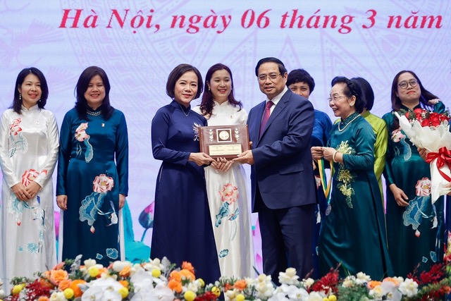 Thủ tướng trao Giải thưởng Kovalevskaia năm 2025 cho &nbsp;GS.TS. Trần Thị Việt Nga, Viện trưởng Viện Công nghệ cao Việt Nhật, Giảng viên cao cấp Khoa Kỹ thuật môi trường, Trường Đại học Xây dựng Hà Nội - Ảnh: Nhật Bắc