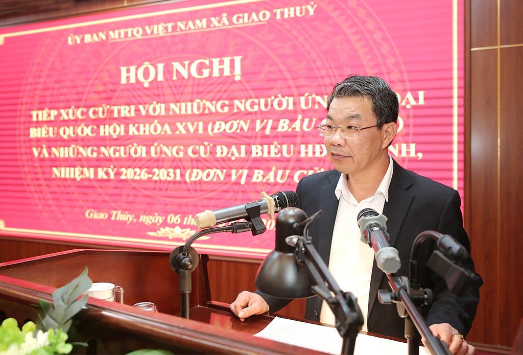 Ông Nguyễn Hoàng Hà trình bày chương trình hành động tại xã Giao Thủy sáng 6/3. Ảnh: Khánh Dũng