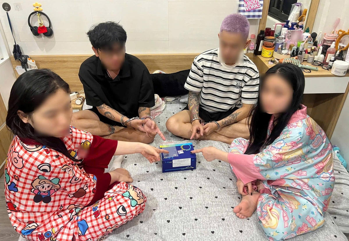 Lực lượng chức năng phát hiện nhóm nam thanh nữ tú sử dụng am túy. Ảnh: CV.