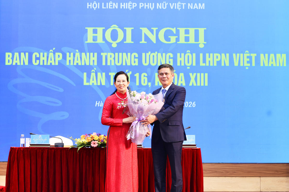 Ông Trần Thắng, Phó Bí thư Đảng ủy MTTQ, các đoàn thể Trung ương chúc mừng tân Chủ tịch Hội Liên hiệp Phụ nữ Việt Nam Lê Thị Thủy.