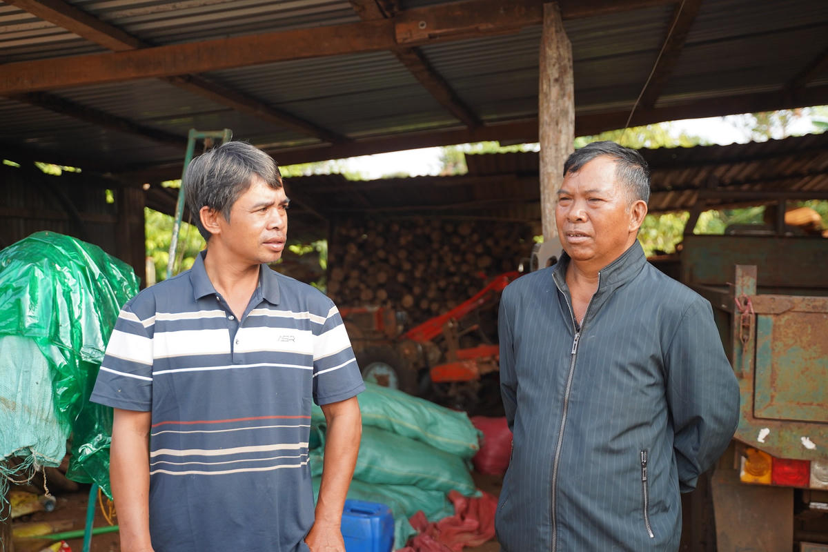 Già làng Ksor Alunh (bên phải) tuyên truyền bầu cử tới các cử tri. Ảnh: Đình Sang.