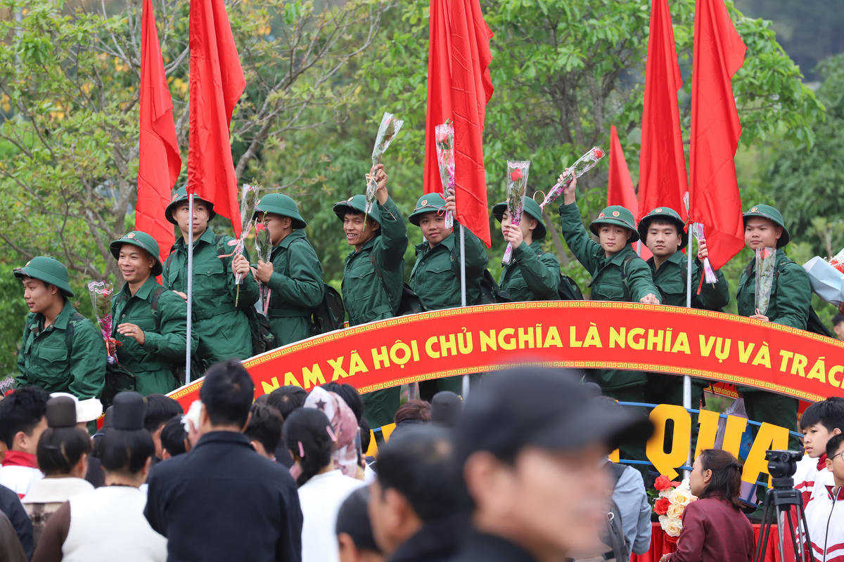 Các tân binh bước qua cầu vinh quang.