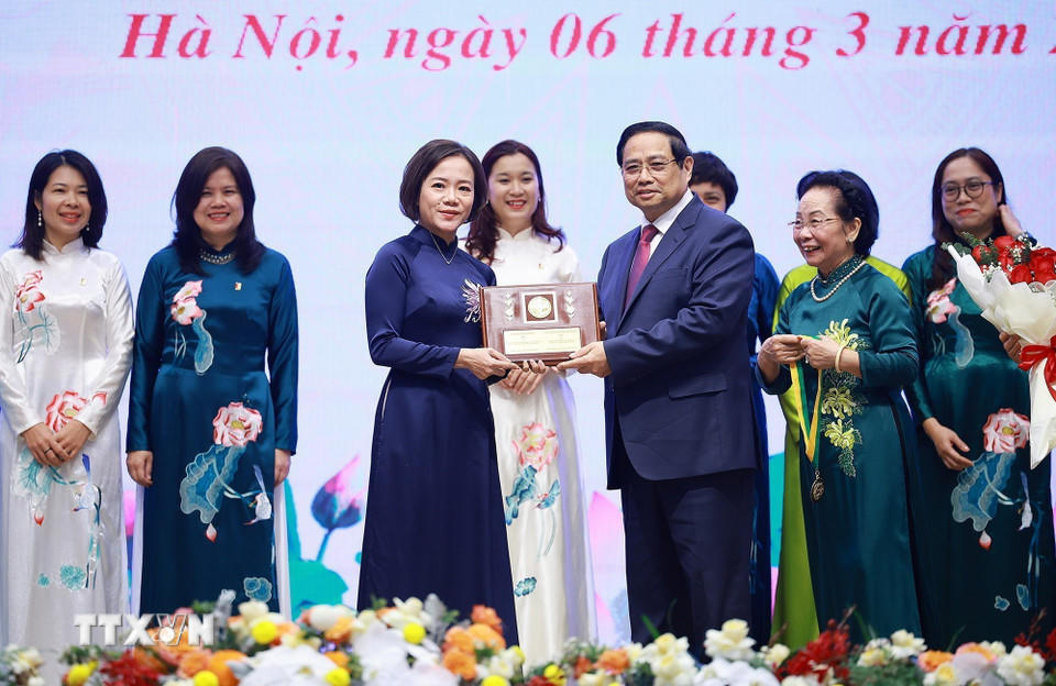 Thủ tướng Phạm Minh Chính trao Giải thưởng Kovalevskaia năm 2025 cho cá nhân Giáo sư, tiến sỹ Trần Thị Việt Nga, Viện trưởng Viện Công nghệ cao Việt Nhật, Giảng viên cao cấp Khoa Kỹ thuật Môi trường, Trường Đại học Xây dựng Hà Nội, chuyên gia trong lĩnh vực kỹ thuật xử lý nước và nước thải tại Việt Nam. (Ảnh: Dương Giang/TTXVN).