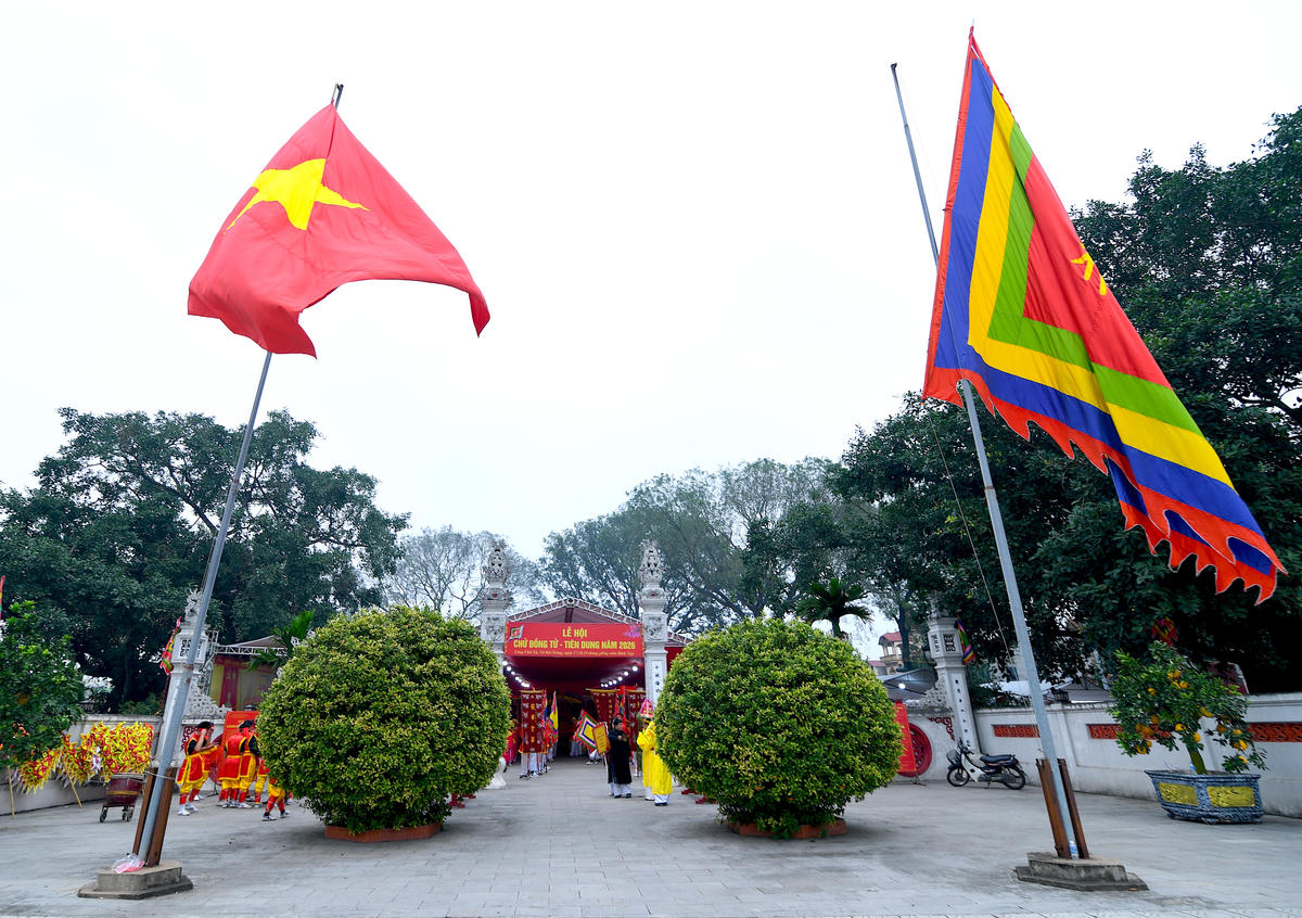 Chử Xá là một ngôi làng cổ thuộc xã Bát Tràng, Hà Nội. Đây là quê hương của Đức Thánh Chử Đồng Tử - một trong tứ bất tử theo tín ngưỡng dân gian của người Việt.