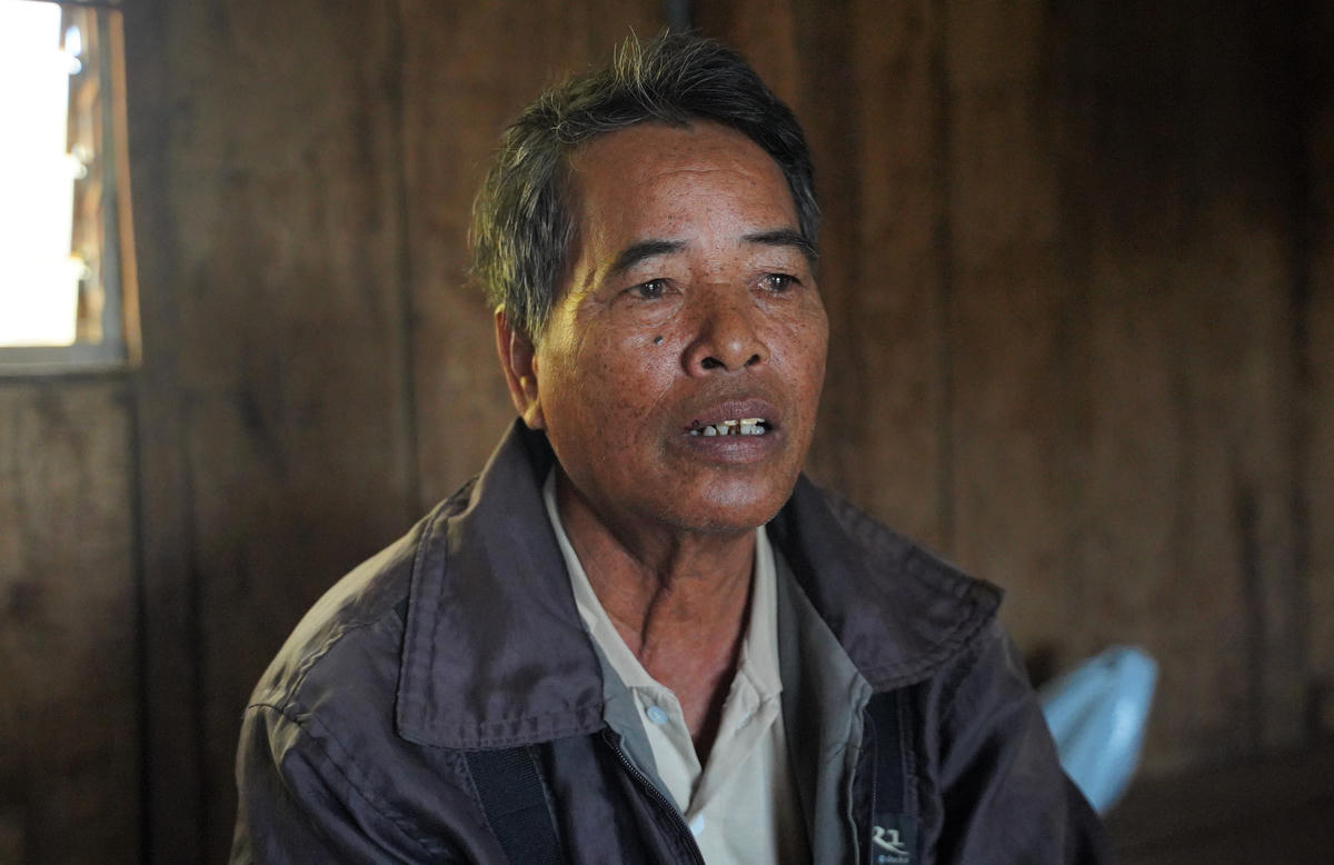 Già làng Ksor Pưc’ chia sẻ về công tác tuyên truyền bầu cử. Ảnh: Đình Sang.