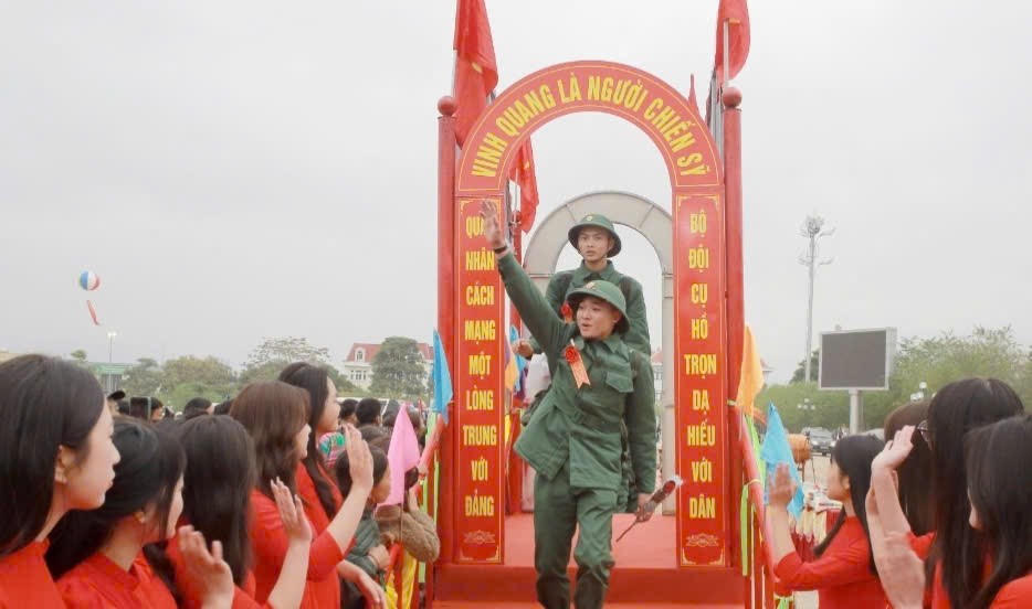 Các tân binh lên đường trong niềm vui và hừng hực khí thế. Ảnh: H.H