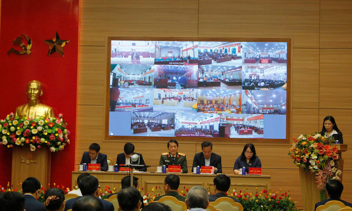 Bộ trưởng Bộ Công an Lương Tam Quang cùng những người ứng cử đại biểu Quốc hội tại đơn vị bầu cử số 3, tỉnh Hưng Yên tiếp xúc cử tri. Ảnh: Duy Hưng.