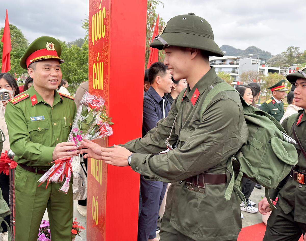 Đại tá Lê Đức Trung, Phó Giám đốc Công an tỉnh Sơn La tặng hoa các tân binh lên đường nhập ngũ.
