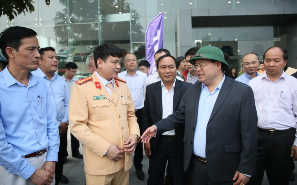 Bí thư Tỉnh ủy Quảng Ninh Quản Minh Cường kiểm tra thực tế tại khu vực ngã tư Ao Cá (thuộc phường Bãi Cháy và phường Việt Hưng). Ảnh: QMG