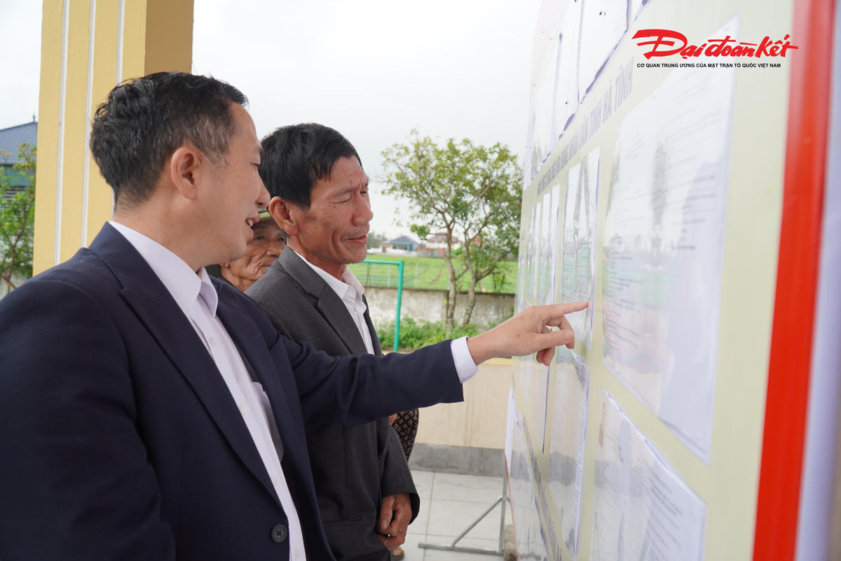 Cử tri thôn Phù Đông và Xuân Khánh, xã Lộc Hà, tỉnh Hà Tĩnh cân nhắc lựa chọn ứng cử viên xứng đáng để lựa chọn vào đại biểu Quốc hội và HĐND các cấp. Ảnh: Hạnh Nguyên.