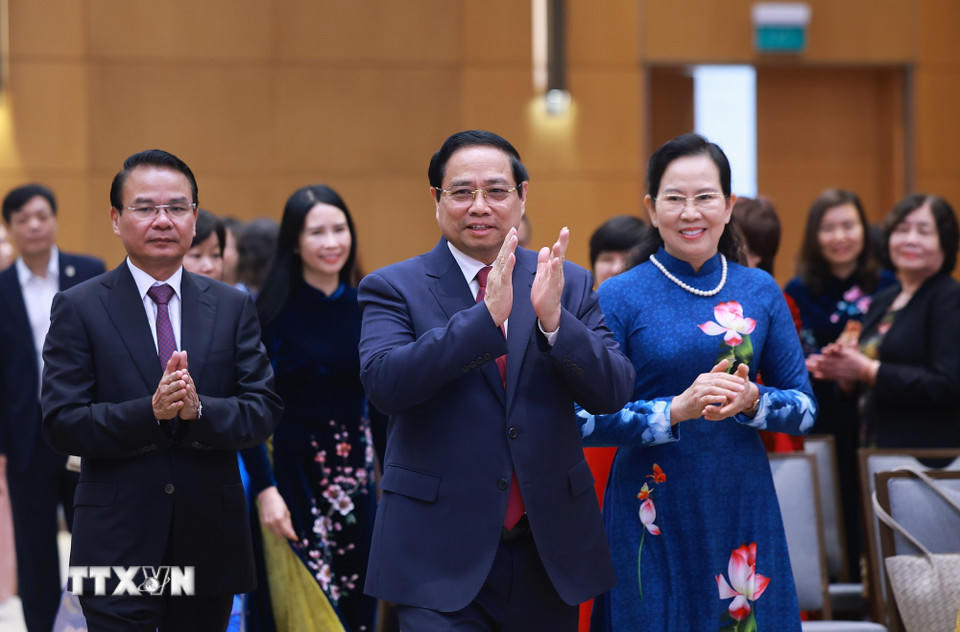 Thủ tướng Phạm Minh Chính gặp mặt đại diện nữ lãnh đạo, quản lý và trao Giải thưởng Kovalevskaia năm 2025. (Ảnh: Dương Giang/TTXVN).