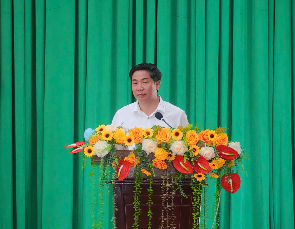 Ông Nguyễn Đào Tùng, Ủy viên UBTW MTTQ Việt Nam, Phó Chủ nhiệm Hội đồng Tư vấn kinh tế của UBTW MTTQ Việt Nam, Giám đốc Học viện Tài chính - Bộ Tài chính trình bày Chương trình hành động trước cử tri