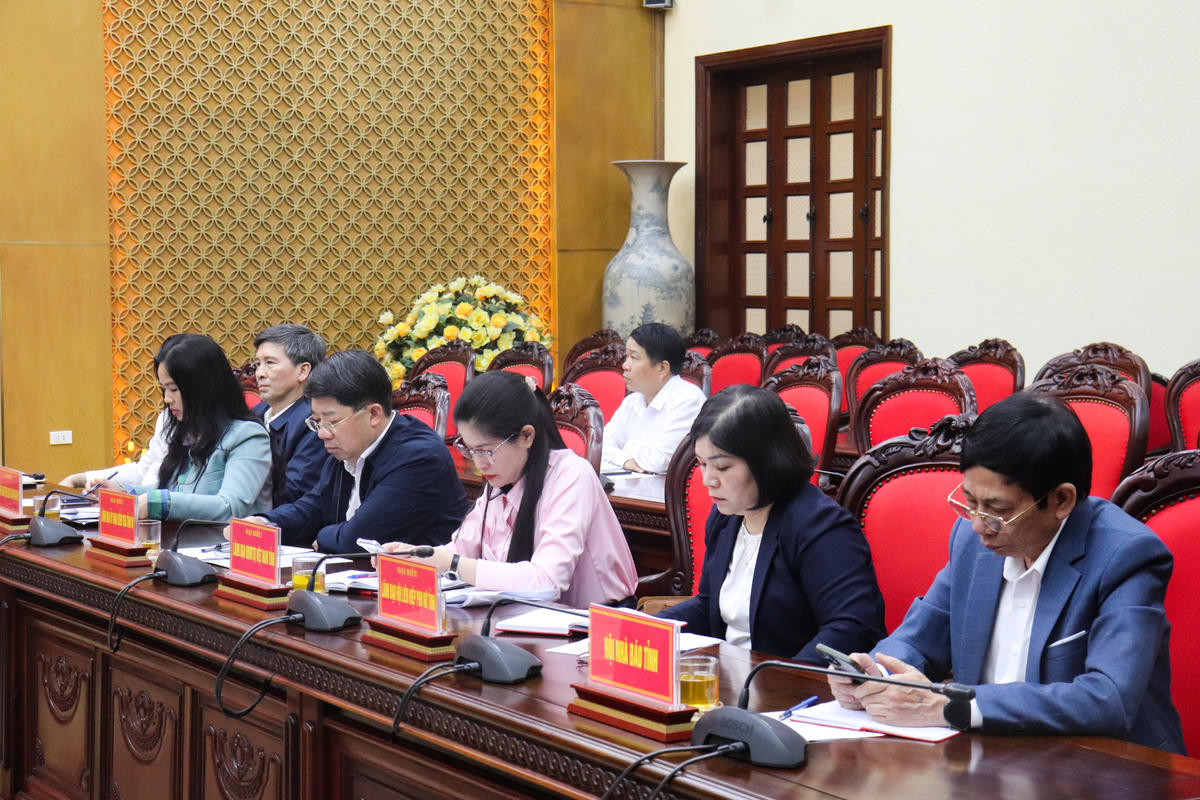 Bà Trần Thị Thoa - Phó Chủ tịch Ủy ban MTTQ tỉnh Ninh Bình (thứ 3 từ phải qua) cùng đại diện các sở, ngành dự họp báo. Ảnh: Đình Minh