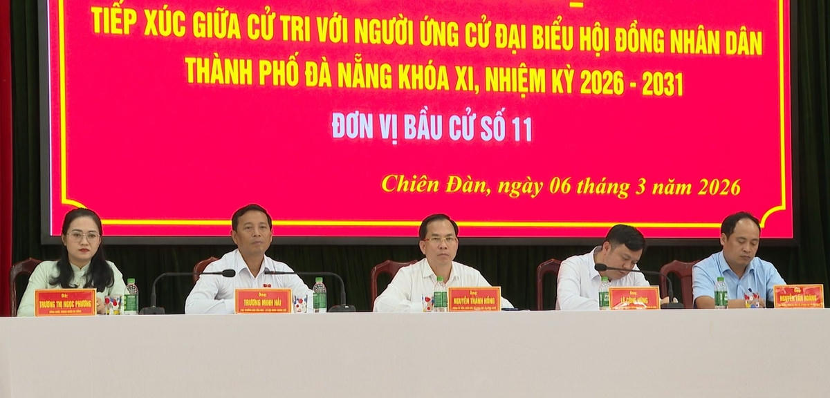 Các ứng cử viên đại biểu HĐND thành phố khóa XI, Đơn vị bầu cử số 11 tiếp xúc cử tri xã Chiên Đàn. Ảnh: CV.