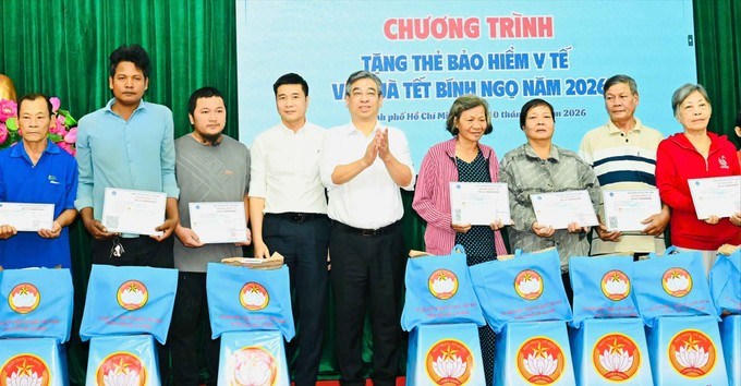 Trao tặng thẻ BHYT, BHXH cho người dân có hoàn cảnh khó khăn tại TP. Hồ Chí Minh. Ảnh: Ngọc Yến.