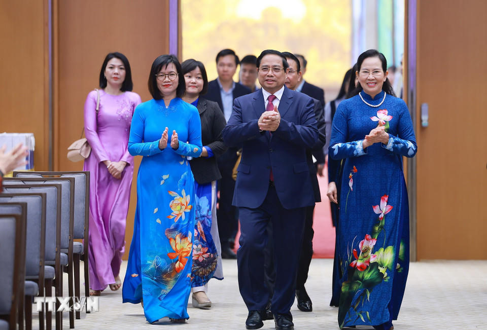 Thủ tướng Phạm Minh Chính gặp mặt đại diện nữ lãnh đạo, quản lý và trao Giải thưởng Kovalevskaia năm 2025. (Ảnh: Dương Giang/TTXVN).