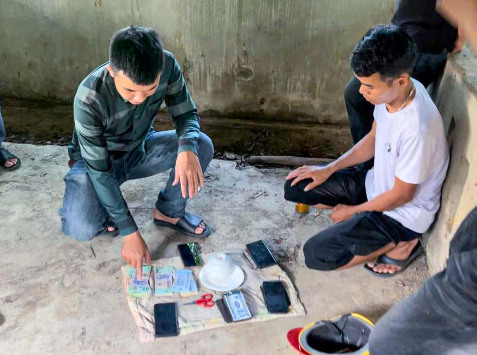 Hiện trường vụ đánh bạc. Ảnh: CAHT