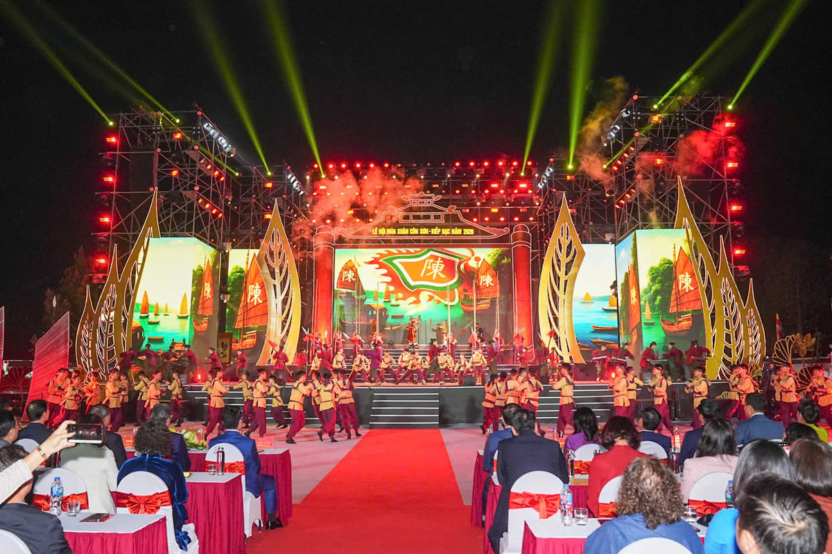 Sân khấu chương trình khai hội Côn Sơn - Kiếp Bạc 2026 được dàn dựng công phu, bài bản. Ảnh: ĐT.&nbsp;