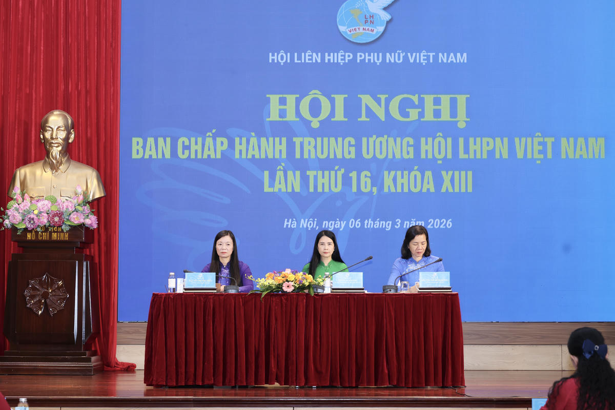 Đoàn Chủ tịch điều hành hội nghị.