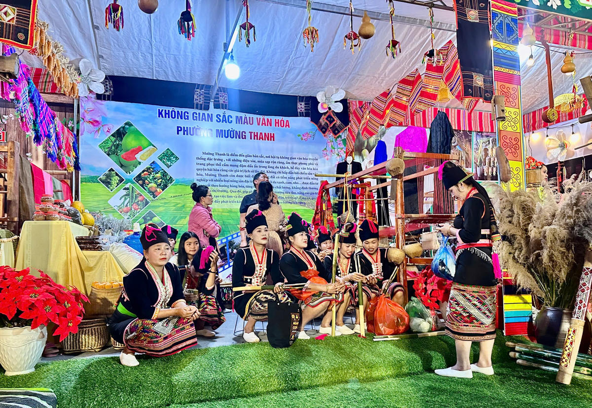 Không gian sắc màu văn hóa được thực hiện bởi phường Mường Thanh, tỉnh Điện Biên. Ảnh: L.L