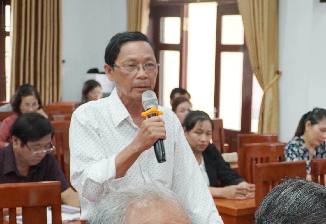 Cử tri xã Hiệp Đức phát biểu tại hội nghị. Ảnh: CV.