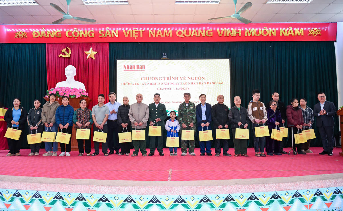 Báo Nhân Dân tặng 250 suất quà cho các gia đình chính sách và hộ dân có hoàn cảnh khó khăn trên địa bàn Tân Trào.