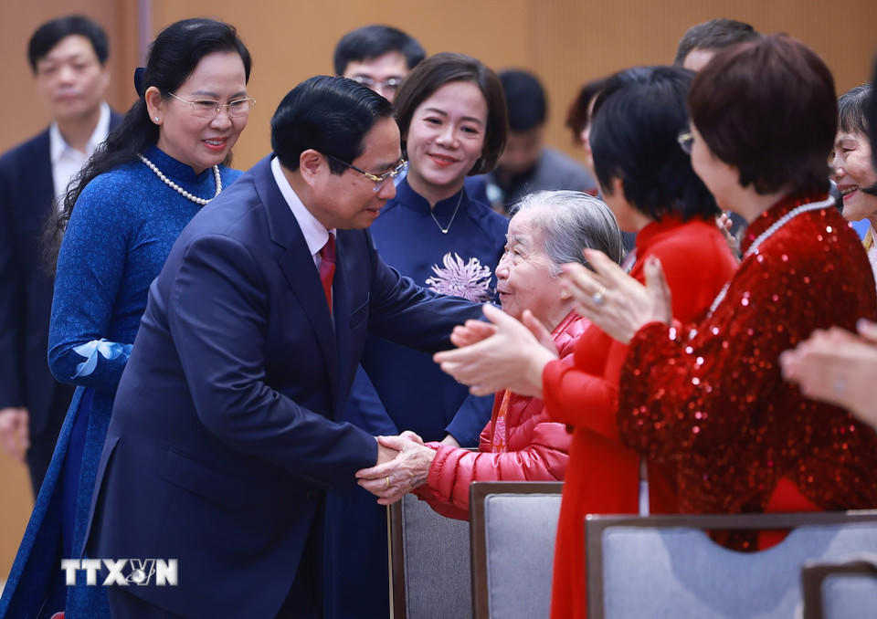 Thủ tướng Phạm Minh Chính gặp mặt đại diện nữ lãnh đạo, quản lý và trao Giải thưởng Kovalevskaia năm 2025. (Ảnh: Dương Giang/TTXVN).