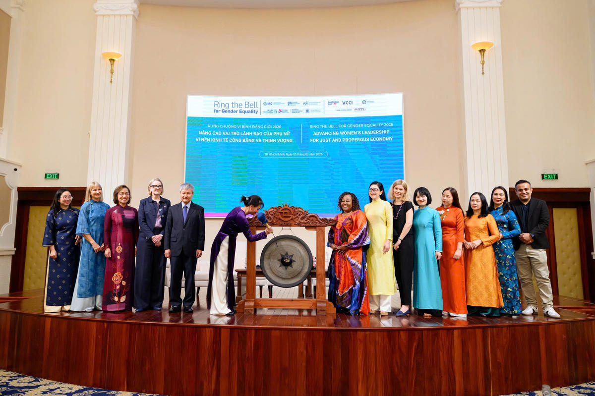 “Rung chuông vì Bình đẳng giới” là lời kêu gọi các bên liên quan cùng cộng đồng doanh nghiệp tiếp tục chung tay xây dựng một thị trường bao trùm hơn — nơi phụ nữ có thể tiếp cận, tham gia, lãnh đạo và hưởng lợi bình đẳng từ tăng trưởng kinh tế. Ảnh: HT