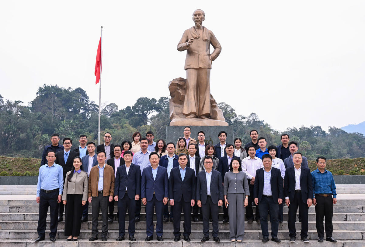 Đoàn công tác Báo Nhân Dân chụp ảnh lưu nhiệm tại Tượng đài Bác Hồ ở Tân Trào.