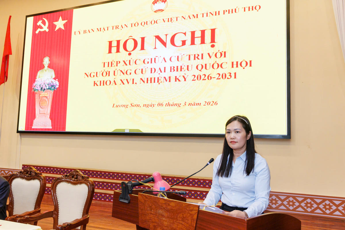 Bà Đoàn Thị Hồng Việt - Giảng viên chính, Khoa Nhà nước và Pháp luật Trường Chính trị tỉnh Phú Thọ trình bày chương trình hành động