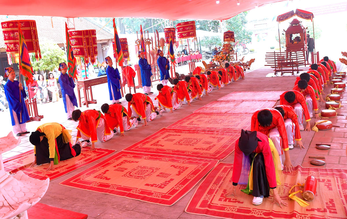 Nghi thức múa lễ chữ “Thiên - Hạ - Thái - Bình” được thực hiện bởi 24 thiếu niên tuổi từ 12 đến 15.