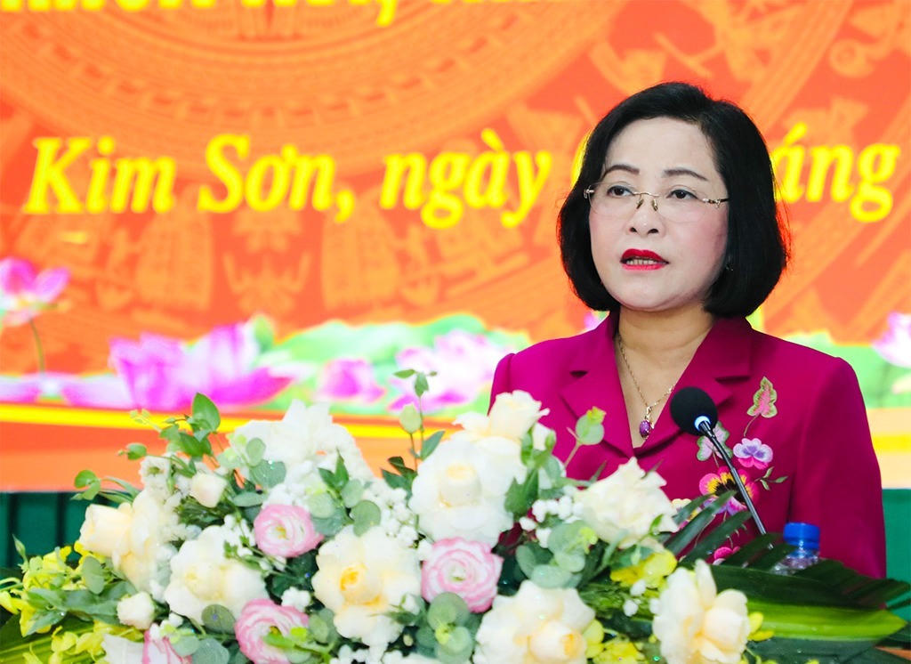 Phó Chủ tịch Quốc hội Nguyễn Thị Thanh trình bày chương trình hành động trước cử tri xã Kim Sơn. Ảnh: Đức Lam