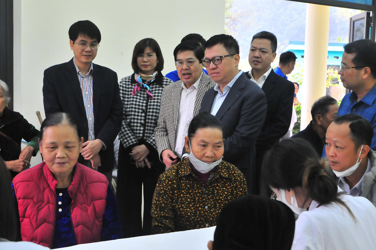 Hàng trăm người dân được các y bác sỹ thăm khám, cấp thuốc miễn phí.