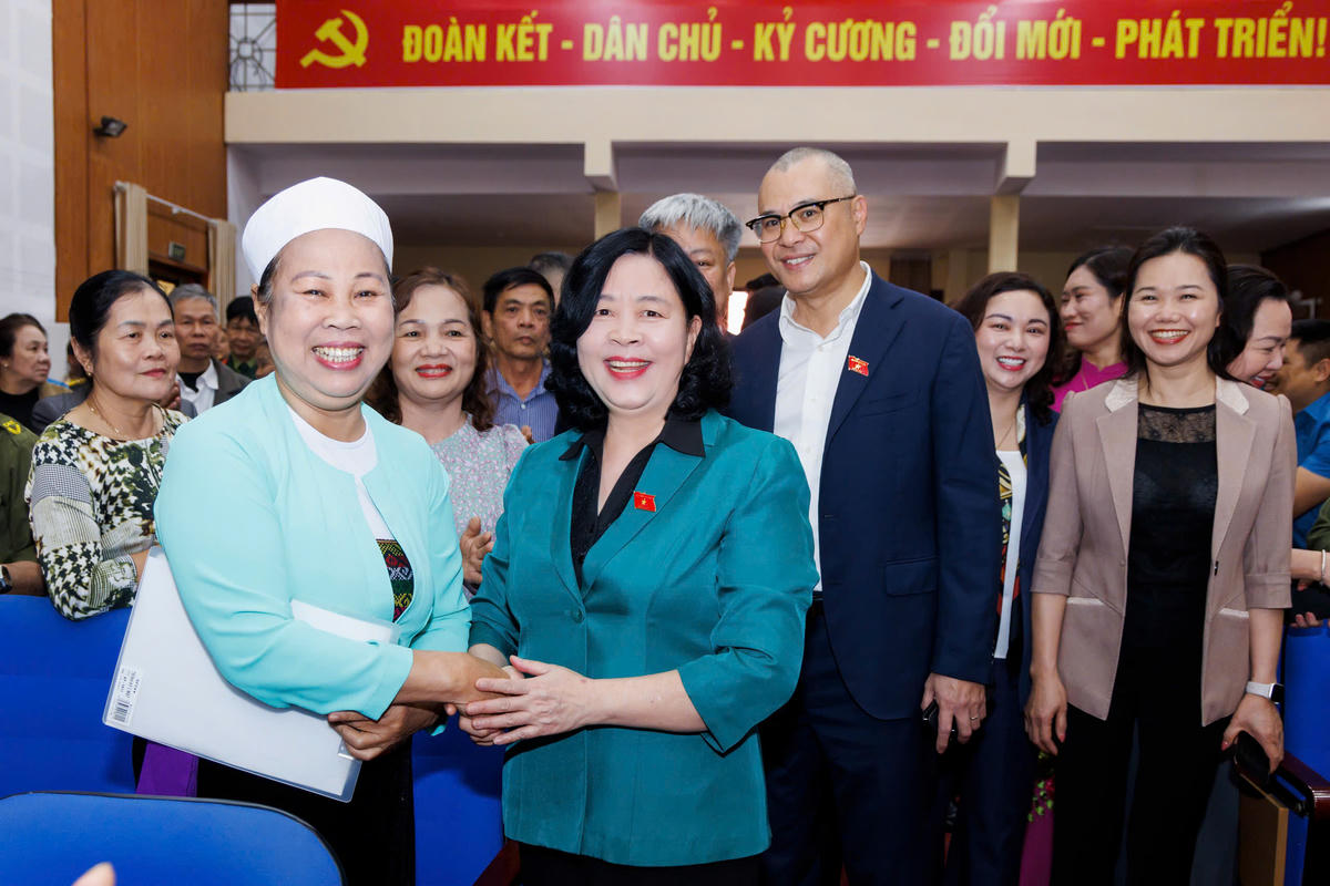 Ủy viên Bộ Chính trị, Bí thư Trung ương Đảng, Bí thư Đảng ủy MTTQ, các đoàn thể Trung ương, Chủ tịch UBTƯ MTTQ Việt Nam Bùi Thị Minh Hoài cùng với cử tri tham dự Hội nghị. Ảnh: Quang Vinh. 