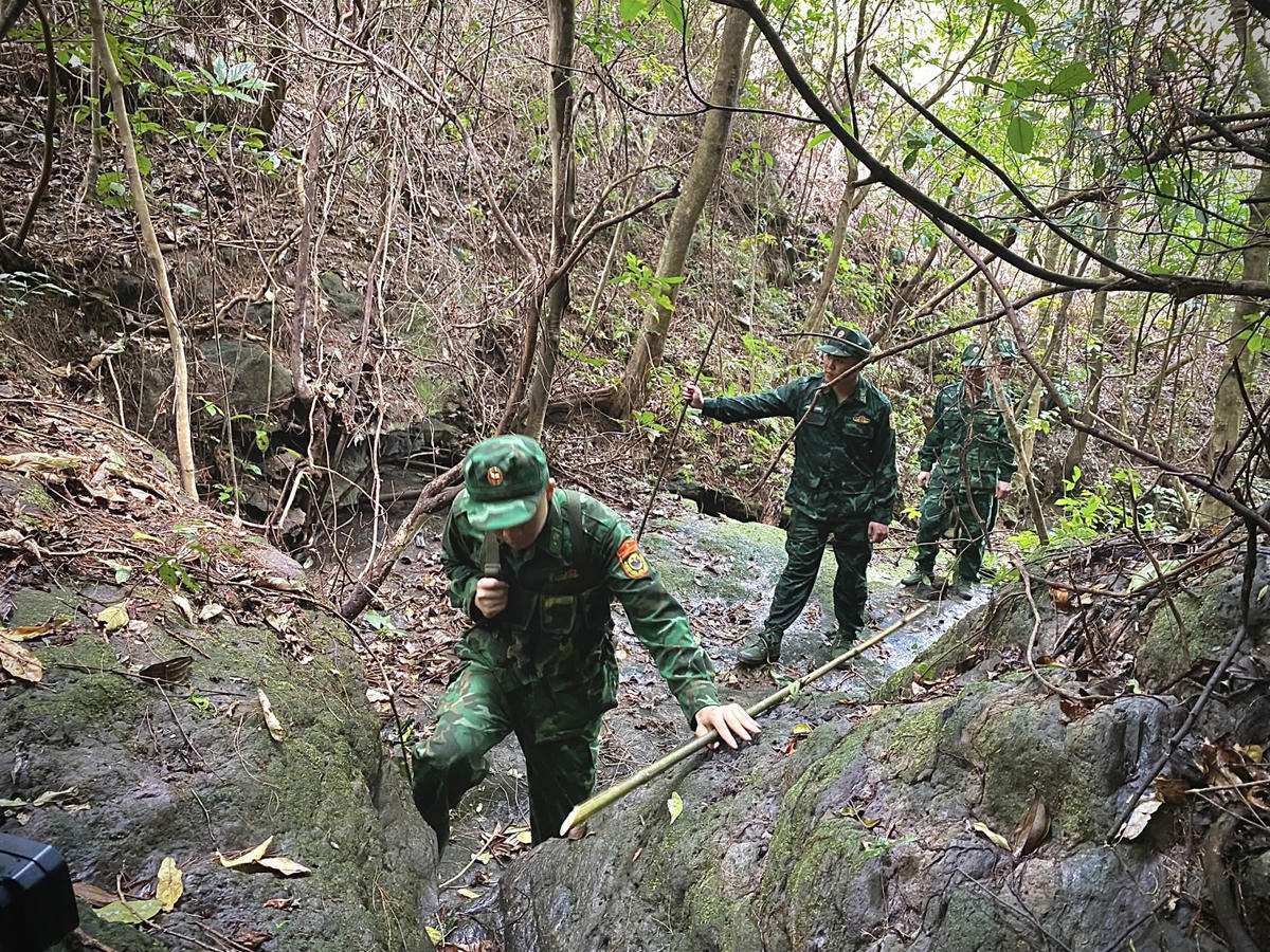 Cán bộ chiến sĩ Đồn Biên phòng Ba Sơn thực hiện nhiệm vụ tuần tra