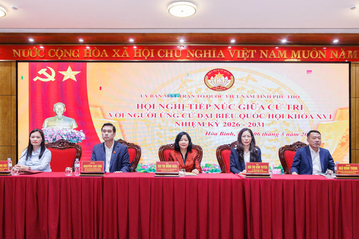 Chủ tịch UBTƯ MTTQ Việt Nam Bùi Thị Minh Hoài cùng các ứng viên chủ trì Hội nghị. Ảnh: Quang Vinh