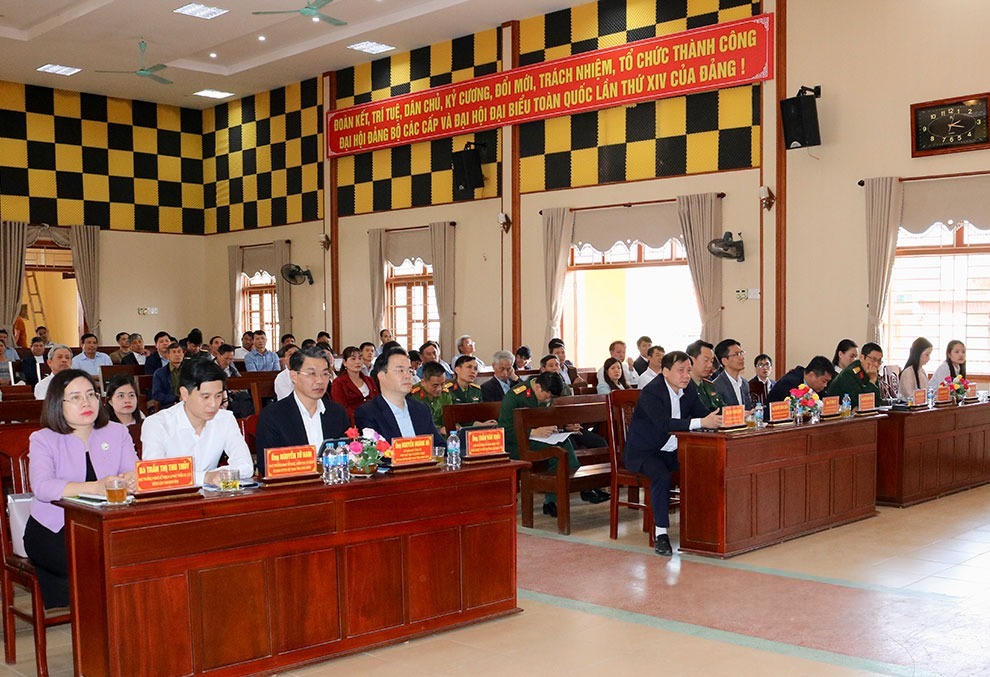 Phó Chủ tịch Thường trực Ủy ban MTTQ tỉnh Ninh Bình Nguyễn Hoàng Hà (thứ 3 từ trái qua) tiếp xúc cử tri xã Giao Hưng chiều 6/3. Ảnh: Khánh Dũng