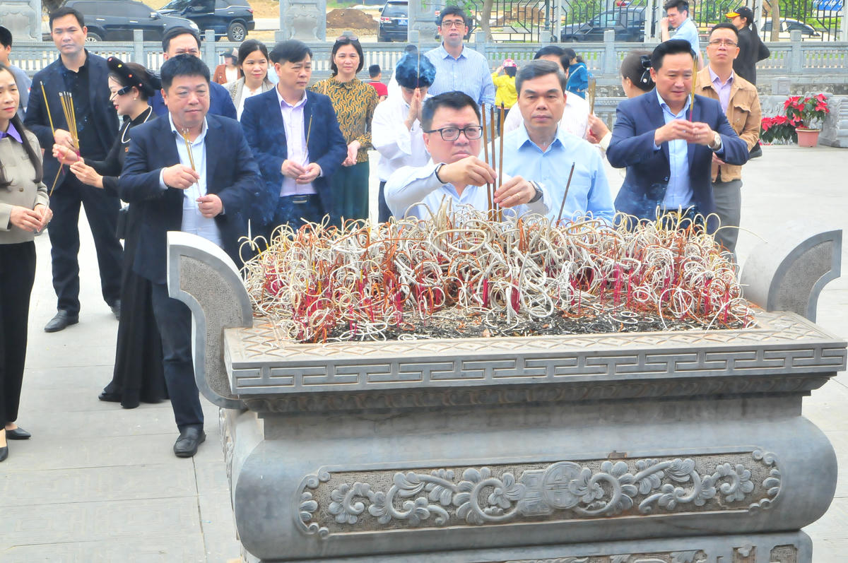 Đoàn công tác Báo Nhân Dân dâng hương tại Khu tưởng niệm Chủ tịch Hồ Chí Minh và các vị tiền bối cách mạng.