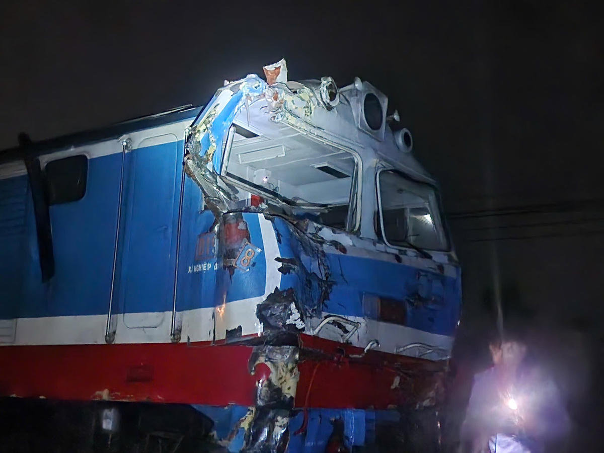 Phần đầu tàu hỏa bị hư hỏng nặng sau khi xảy ra vụ chạm với xe tải. Ảnh: CV.