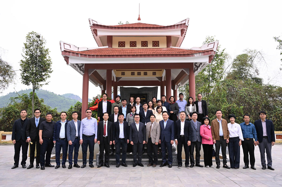 Đoàn công tác Báo Nhân Dân do ông Lê Quốc Minh làm Trưởng đoàn thăm Nhà bia Di tích Báo Nhân Dân tại thôn Khuôn Điển, xã Tân Trào.