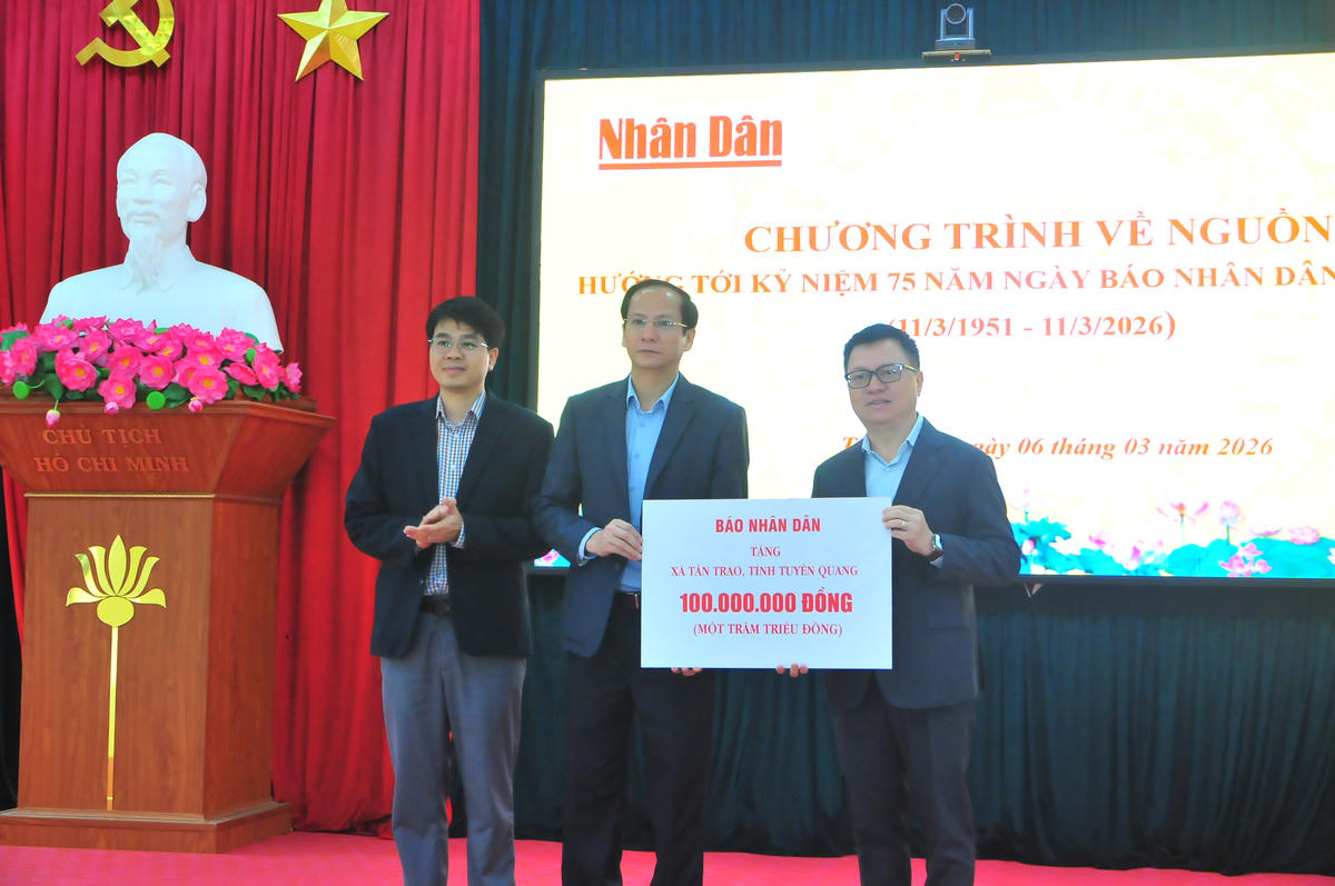 Ông Lê Quốc Minh trao tặng kinh phí của Báo Nhân Dân hỗ trợ xã Tân Trào thực hiện chương trình an sinh xã hội. . 