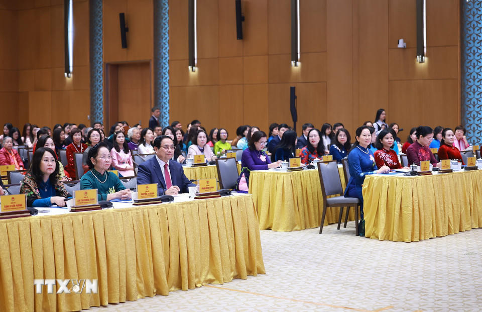 Thủ tướng Phạm Minh Chính và các đại biểu dự gặp mặt đại diện nữ lãnh đạo và trao Giải thưởng Kovalevskaia năm 2025. (Ảnh: Dương Giang/TTXVN).