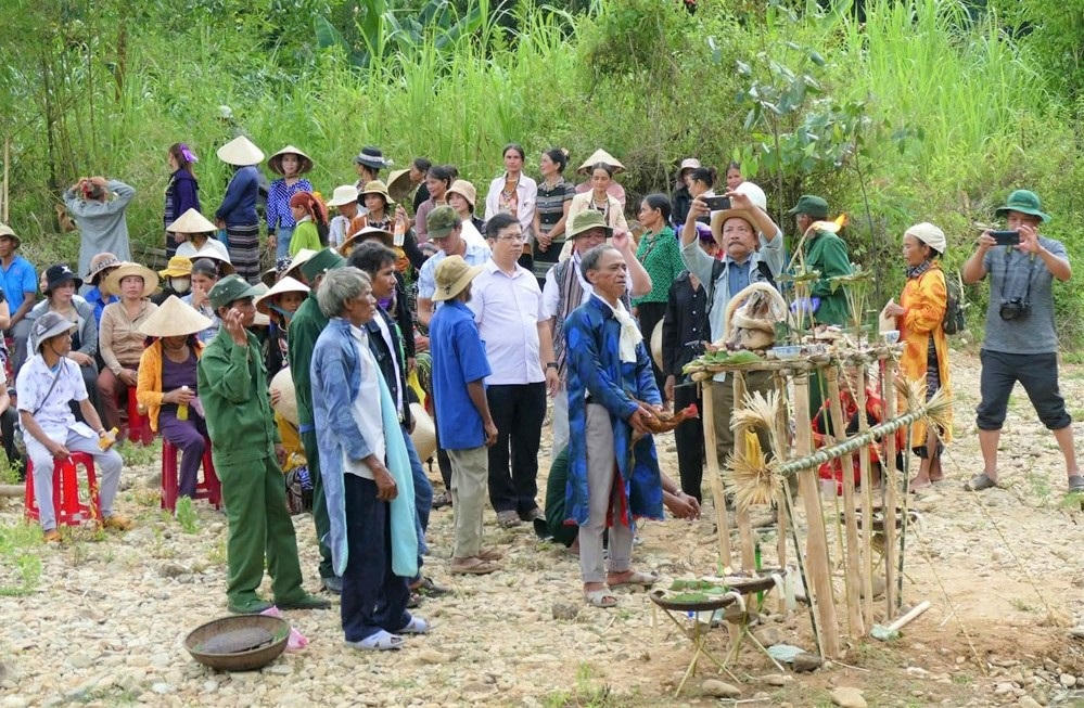 Lễ cầu mưa của người Hrê tại xã Ba Động, tỉnh Quảng Ngãi. Ảnh: CV.