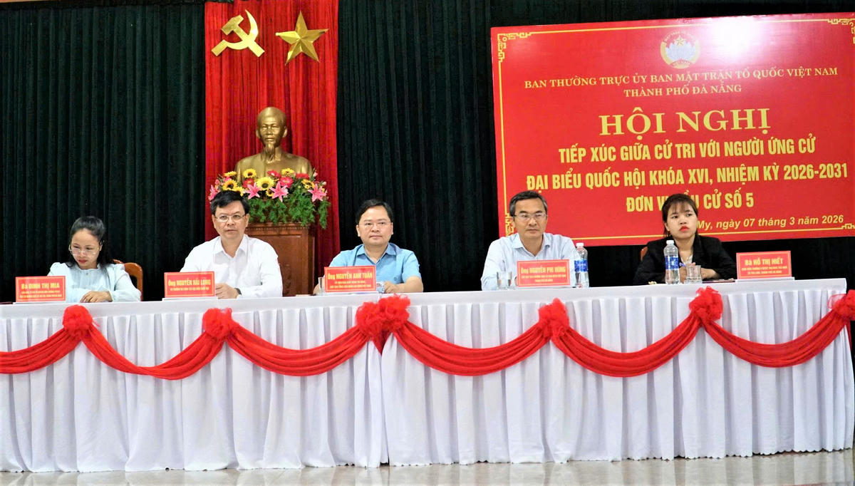 Các ứng cử viên ĐBQH khóa XVI, Đơn vị bầu cử số 5 tiếp xúc cử tri xã Trà My. Ảnh: Tấn Thành.