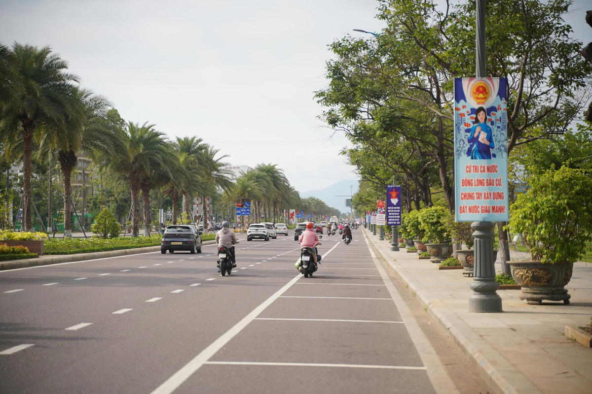 Tuyến đường Quy Nhơn sạch đẹp, rực rỡ cờ hoa chào mừng ngày bầu cử. Ảnh: Đình Sang.