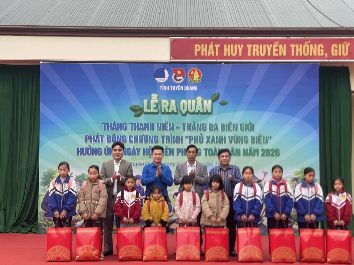 Lãnh đạo Tỉnh đoàn Tuyên Quang trao quà cho học sinh có hoàn cảnh khó khăn tại xã Thanh Thủy.