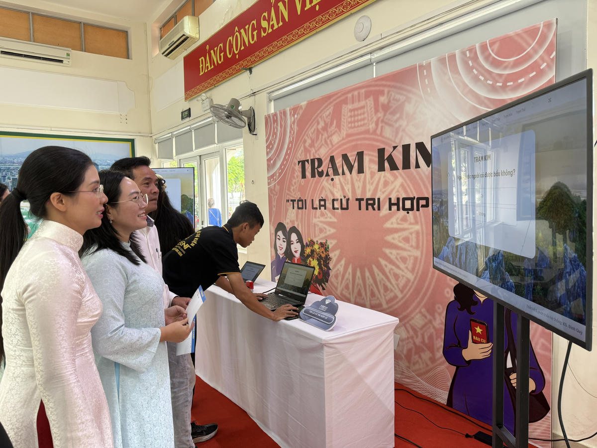 Từ trái qua: bà Hoàng Trân Châu, Chủ tịch Hội LHPN phường; bà Lê Thị Thanh Duyên, Phó Bí thư Thường trực Đảng ủy phường trải nghiệm các trạm công nghệ. Ảnh: Nguyễn Tú.