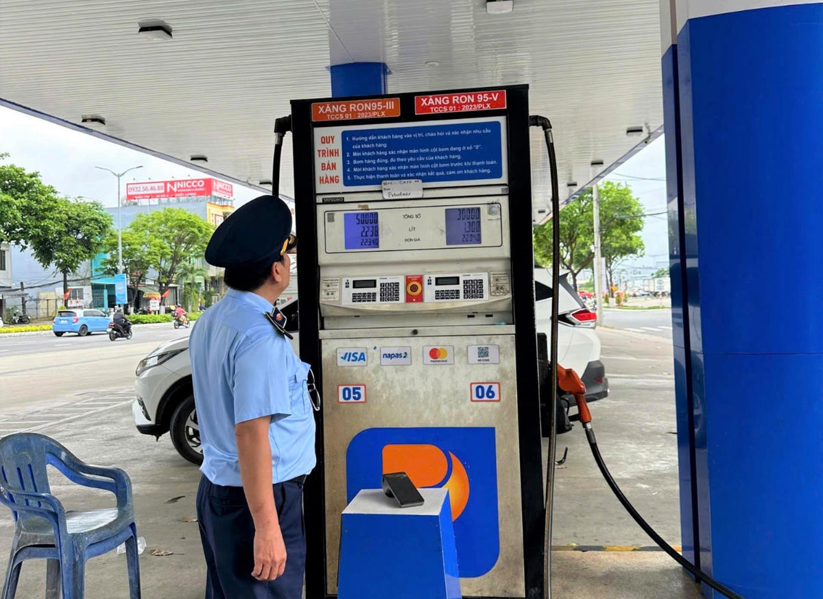 Chi cục Quản lý thị trường TP Đà Nẵng kiểm tra, giám sát hoạt động kinh doanh xăng dầu tại các cơ sở trên địa bàn. Ảnh: L.V.