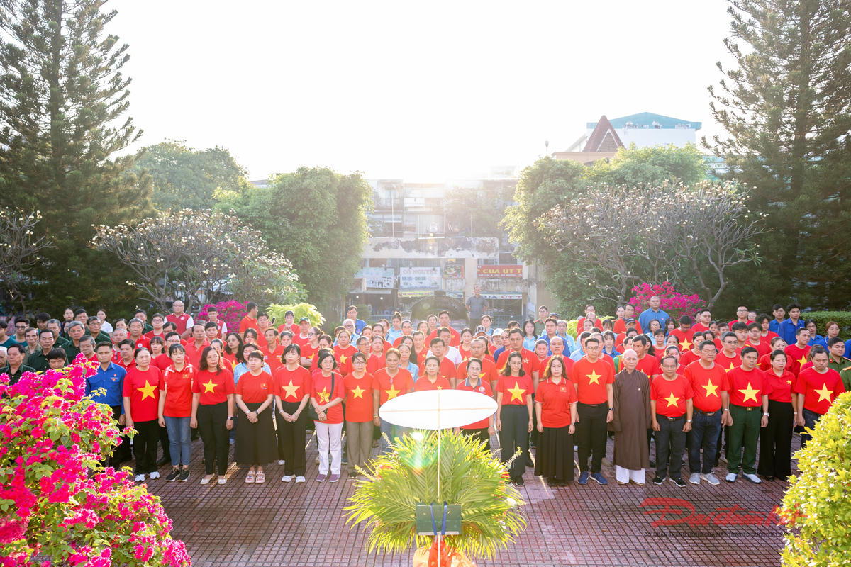 Đoàn dâng hoa tưởng nhớ đến Chủ tịch Hồ Chí Minh và các anh hùng liệt sĩ. Ảnh: Hồng Phúc.