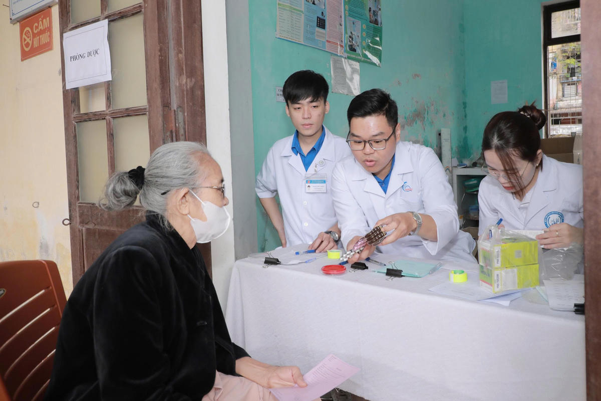 Khoảng 300 người dân được thăm khám, tư vấn sức khỏe và cấp phát thuốc miễn phí. Ảnh: H.D